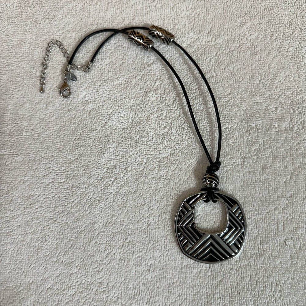 K530 Black & Silver Tone “Vibe” Necklace, With Box NEW! - Picture 6 of 11